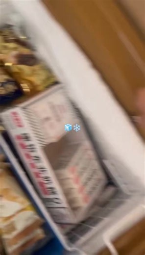 The ice in the freezer makes a satisfying squeaking sound when you bite into it.#freezerfrost #ASMRICE #freezerfrosteating #iceeatingasmr #freezer