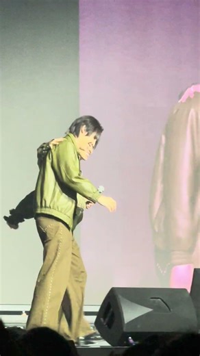 The end of the show: Khaotung was clearly fixated on First after receiving the rose. #firstkhaotung