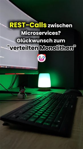 Michael Schwarz | Java Coding Guides 🚀 on Instagram: "Hör auf, Microservices zu bauen, die wie ein Kartenhaus zusammenfallen, sobald ein Service hustet. 🏗️💥 Wenn Service A per REST (synchron) auf Service B wartet, hast du oft keine Microservices. Du hast einen Monolithen gebaut, nur hast du ihn über ein unzuverlässiges Netzwerk verteilt. Das ist das Schlimmste aus beiden Welten. Warum REST-Chains deine Architektur killen können: 🔗 Temporal Coupling (Zeitliche Kopplung): Wenn Service Order de