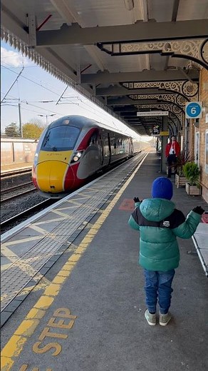 Class 800 ‘800102’ LNER Azuma Fast Pass at Newark Northgate #railway #shorts #trainspotting #train