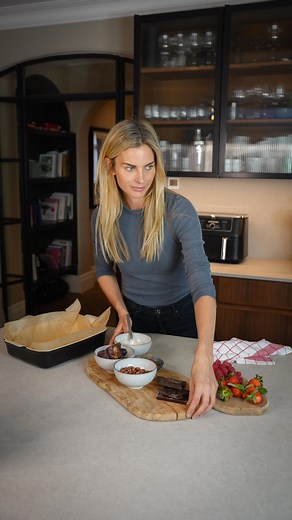 Frida | ’Semifridda’ 🍓🍫❤️ Experimenting, that’s what I love doing in the kitchen. This is a perfect example of just this. Cut strawberries 🍓 into... | Instagram