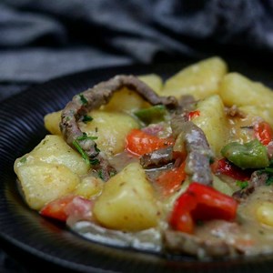 285K views · 1.7K reactions | Lunch today #]pressplay 凜INGREDIENTS . 凜Irish potatoes . 凜Steak . 凜Bacon . 凜Bell peppers . 凜Carrots . 凜Potato starch . 凜Seaoning of choice . 凜Onion . 凜Scotch bonnet pepper . . #foodlandfairy #foodlandfairycooks #potatoes | Foodland Fairy | Facebook