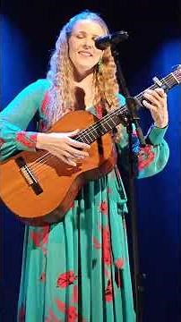 Katie James. Deja que Salga la Luna, live in Málaga, La Cochera Cabaret, 02.07.2025