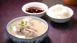 They may not sound appetizing, but boiled pig's trotters are a beloved local delicacy in Chengdu, affectionately known in Chinese as "old mother's trotter flowers". The "flower" part of the name comes from the fact that the trotters are stewed long enough for them to fall apart like flower petals that spread across the rich, milky broth. Take a bite of the tender meat, dip it in aromatic chili oil, and you'll have a symphony of flavors and textures that will melt in your mouth. #72HoursinChina #
