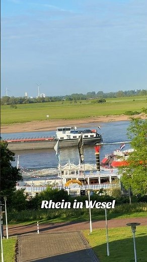 Rhein in Wesel, Blick auf Rheinschiffahrt aus dem Welcome Hotel an der Rheinpromenade