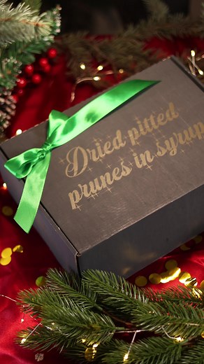 Crăciunul este timpul să împărțim căldură și bucurie!🤗 Oferiți celor dragi un cadou dulce și sănătos! Produsele Fruitmol sunt alegerea perfectă pentru o atmosferă festivă: 💜Prună uscată clasică 🌰Prună uscată cu nuci 🍯Prună uscată în sos de vin sau miere Toate acestea într-un ambalaj cadou elegant, care creează instantaneu atmosfera sărbătorilor!🎁 Vă dorim Sărbători Fericite!✨ 🌐 https://fruitmol.com