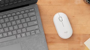 El mouse inalámbrico Pebble M350 será tu mejor compañero para darle un toque a tu estilo en este 2022. Su diseño minimalista y su conectividad Bluetooth es ideal para llevarlo a donde vayas y lo mejor, ¡tiene hasta 18 meses de batería! Encuentra el tuyo aquí  | Logitech | Facebook