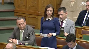 Ugye a magyar kormány nem engedi a WHO-diktatúra bevezetését? Az ENSZ Közgyűlésen még közelebb kerültünk ahhoz, hogy ránk erőltessék a Pandémiaszerződést, ami a nemzeti szuverenitás és az emberi szabadságot akarja korlátozni. Orbán Viktor semmit nem mondott a WHO terveiről, amikor szembesítettem azokkal, szemérmesen hallgatott. Egy világkormány alapjait akarják lefektetni. Meg kell akadályoznunk, hogy a WHO nemzeti erőforrások feletti ellenőrzést kapjon! A Mi Hazánk továbbra is gyűjti az aláírás