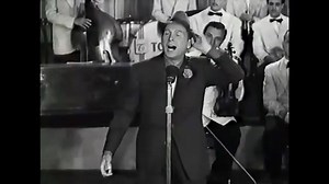 Charles Trenet accompagné par Léo Chauliac au piano « La cité de Carcassonne » (Charles Trenet ) dans « Bouquet de joie » réalisé par Maurice Cam sorti en 1951. Le film est affligeant. | Patrick Molinier