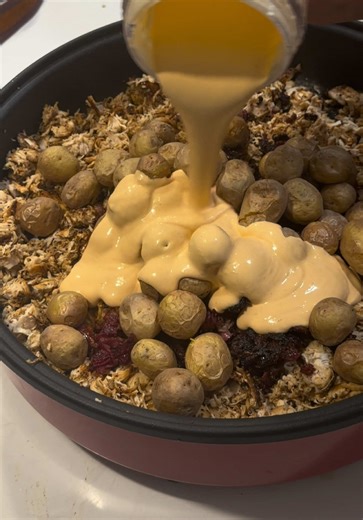 565-585 calories 78g protein 14g fats 31g carbs makes 6 meal preps This garlic chicken bacon potato bowl is n my cookbook Stage 1 Cook 908g nibbles gourmet potatoes 400° for 20 minutes No seasoning needed Stage 2 seasoning 3lbs chicken tenderloin ⬇️ Pepper 10g Butter herb 10g Bacon flavored sea salt 10g Mix then good 4 min each side Stage 3 Cook 20 slices of beef bacon you can find this at Publix or Kroger’s and if you’re in Texas H-E-B Stage 4 your garlic Parmesan sauce Add the following to you