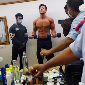 25K views · 77 reactions | #TigerShroff flaunts his sculpted body in latest video, with abs to die for!!! | BollywoodLife.Com | Facebook