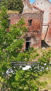 Oggi, con Jacopo Veneziani, siamo a pochi chilometri da Lodi, dove sorgeva una città romana ricca e vivace: Laus Pompeia. Aveva il suo foro, un teatro, una basilica… Poi arrivarono il Medioevo, le guerre e la città venne rasa al suolo e abbandonata. Oggi, possiamo riscoprirne la storia nel sito archeologico di Santa Maria, nel Museo civico archeologico Laus Pompeia e nella splendida basilica di San Bassiano, una delle chiese giubilari lombarde, tra le più antiche della regione. Una storia di rov