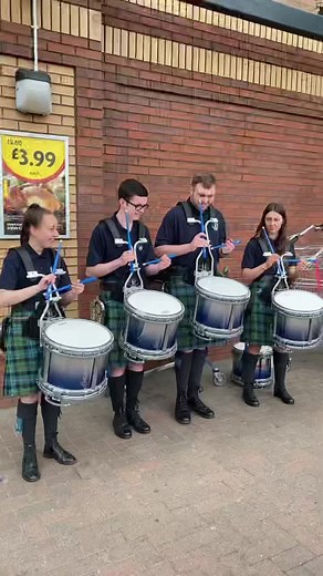 Kilbarchan Pipe Band Drummers Fanfare Performance