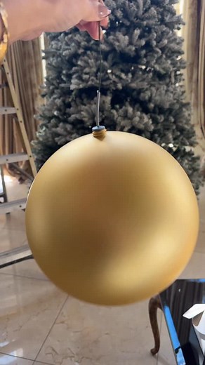 Monochrome Gold✨ One color, endless luxury🤩 #christmastreedecorating #deckyourhomedecor #christmas #christmasdecor #merrychristmas #christmashomedecor #diy #reels #instagramreels #christmastree #candycanelane #flockedtree #pov #whimsical #winterwonderland #christmasbows #christmasvibes #diy #treedecorating #makingspiritsbright #christmastreeideas #candyland | Deckyourhomedecor