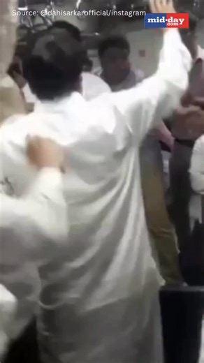 6.7K views · 720 reactions | Mumbai’s usually crowded local trains turned into dance zones this week as commuters broke into Garba mid-journey music playing, steps flowing, smiles across the compartments. Source: @dahisarkarofficial /instagram #MumbaiLocal #GarbaOnTheGo #NavratriVibes #ViralVideo | MiD DAY | Facebook