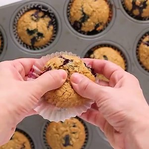 Insanely Good Blueberry Oatmeal Muffins are my FAVE! Think baked oatmeal, but in the form of a muffin! SO moist and they are just as good the next day. Can easily be made gluten-free! 4 Smart Points • 127 Calories https://www.skinnytaste.com/insanely-good-blueberry-oatmeal-muffins/ | Skinnytaste