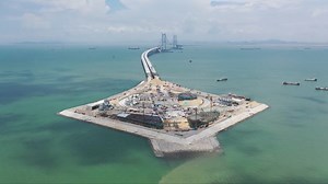 The construction of the main structure of the east artificial island, a key part of the sea-crossing Shenzhen-Zhongshan link was completed, connecting Shenzhen and Zhongshan in south China's Guangdong Province. It is a mega sea-crossing complex that comprises bridges, two artificial islands, tunnels and underwater channels. With a total length of 24 kilometers, it is expected to open to traffic next year. The east artificial island, located near Shenzhen Baoan International Airport and Fuyong Po