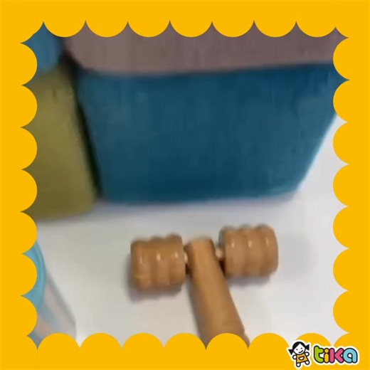 Słuch to nie tylko słyszenie — to przetwarzanie, to rozumienie. Podczas zajęć bawiliśmy się dźwiękami: było stukanie, potrząsanie, zgadywanie i powtarzanie. Chłopiec naśladował odgłosy i zapamiętywał ich kolejność, ćwicząc uwagę oraz koncentrację. | Niepubliczne Przedszkola i Żłobki TIKA