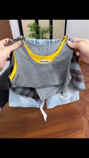 👕兩件式撞色背心搭配格紋襯衫綁帶與破洞牛仔褲，一秒穿出美式高街、層次感爆棚的潮流酷寶風格！ ✨版型設計 - 無袖上衣，清爽自在，肩部內襯亮黃細節增添活潑感 - 前幅小口袋設計，實用又俏皮 - 搭配牛仔短褲，破洞設計展現休閒時尚 - 可外搭格紋襯衫，層次感更足 🌟材質特色 - 上衣柔軟布料，親膚透氣 - 牛仔短褲耐磨耐洗，不易變形 - 襯衫輕盈舒適，適合日常搭配 🎨顏色／尺寸 - 顏色：灰色上衣＋淺藍牛仔短褲＋棕藍格紋襯衫 - 尺寸：90／100／110／120／130 無論是校園活動或假日出遊，都能展現孩子的潮流休閒與活力魅力。 🔥 #童裝套裝 #灰色無袖上衣 #牛仔短褲 #格紋襯衫 #潮流休閒 ⭐️底下留言領取款式下單連結🔗