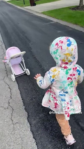 She is so funny! #baby #cutebaby #funnybaby #funnymoment #babykiss #babyandmom #babylaugh