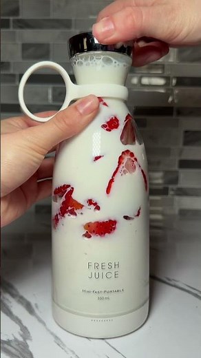 This high-speed wireless fruit blender makes fresh smoothies anywhere in 10 seconds! 🍓🥤 #shorts