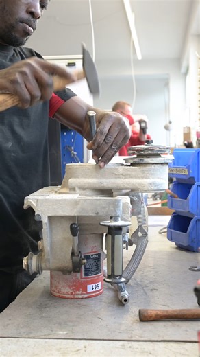 Bietet WEKA auch Service oder Reparatur an? 🛠️ Oft gefragt, schnell beantwortet: Ja, wir bieten das selbstverständlich an! Sie haben drei Möglichkeiten für die Wartung oder Reparatur Ihrer Maschine: 1️⃣ Schicken Sie Ihre WEKA-Maschine über Ihren Fachhändler in der Nähe an uns. 2️⃣ Senden Sie Ihre Maschine innerhalb Deutschlands direkt an WEKA. 3️⃣ Qualifizierte WEKA-Fachwerkstätten reparieren und warten Ihre Maschine direkt selbst. Wir empfehlen: WEKA-Maschinen regelmäßig überprüfen. Das sicher