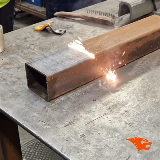 Rusty Metal Destroyed by Laser in Seconds #laser #cleaning #rust
