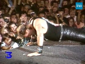 571K views · 13K reactions | JOHNNY  Faire 18 concerts à Bercy en moins d'un mois, c’est l’incroyable défi que s'était lancé Johnny Hallyday en 1992. ­À l’occasion du 5e anniversaire de la disparition du rockeur, retour sur ce show spectaculaire à Paris il y a 30 ans. | INA | Facebook