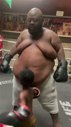 big belly vs kid boxing match🤣😂😅/#boxing #funny #punching #video #belly