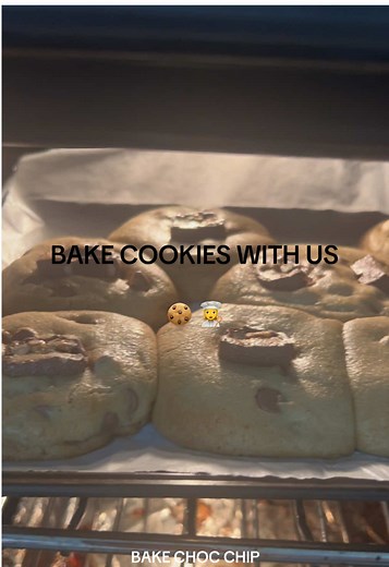 MORE BAKING 🍪🍪🍪#fyp #christmas #holiday #baking #coockies #bakers #chef #chochip #snickers