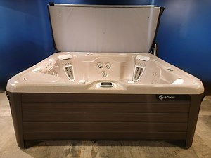Pre Owned Hot Tub - Backyard Leisure