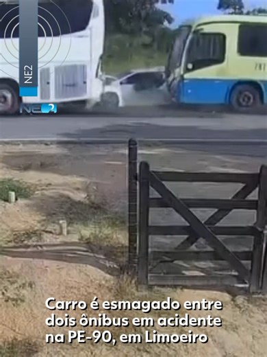 #Pernambuco - Uma colisão entre dois ônibus e um carro na rodovia PE-90, na cidade de Limoeiro, no Agreste de PE, foi registrado por uma câmera de segurança. O veículo, que estava entre os dois coletivos, foi esmagado e ficou destruído após a batida, que aconteceu na tarde do sábado (21). Ninguém ficou ferido, segundo a prefeitura. Os três veículos colidiram às 15h35 nas proximidades do distrito de Gameleira. Nas imagens, é possível ver que uma fila se forma após um carro diminuir a velocidade e