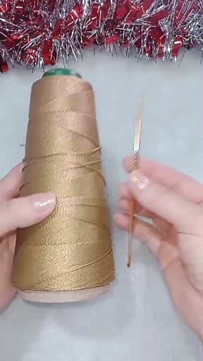 1.7M views · 25K reactions | Enfeite natalino FÁCIL de fazer ‍♀️ #crochet #Christmas #natal #tutorial #diy #artesanato #crochetinspiration | Art da Tha | Facebook