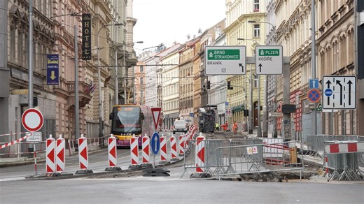 Plzeňská ulice v Praze 5 je kvůli opravám uzavřena pro auta a autobusy. Někteří řidiči ale zákaz vjezdu ignorují - Novinky