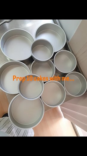 Today was a 10 cake day - yes TEN! Baking all these in one day was a marathon: 6" vanilla x2 7" chocolate mud x4 9" chocolate mud x2 10" vanilla x2 Lucky I have lots of tins, multiple mixers and a double oven. I also filled, iced and stacked a two-tier lemon cake 🍋 Did I tell you I love what I do? ♡♡♡ #lotsofcake #bakingday #bakingfromscratch #chocolatemud #vanillacake #mondotins #mondo #hugebakingday #tencakes #10cakes #murraybridgecakes #murraybridgebakes #murraybridgebakery #allthingscake | 