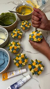 55K views · 1K reactions | Ever tried mini Russian piping tips? 療 They are so pretty and delicate and you’ll learn them (plus lots more) in my online beginners class! Think of it as your little escape from the everyday… a mindful, creative therapy session you can eat afterwards. 殺  https://kerrysbouqcakes.co.uk/ | Kerry's Bouqcakes | Facebook