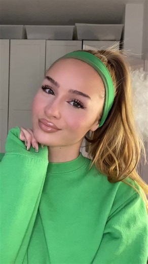 Makeup Routine with Starbucks: Stylish and Fresh Look