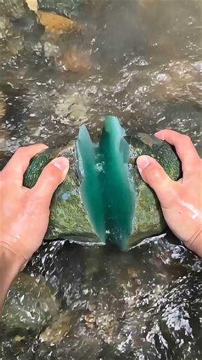 Crystal jade with a very beautiful green color //hibuarn gaes #gemstone
