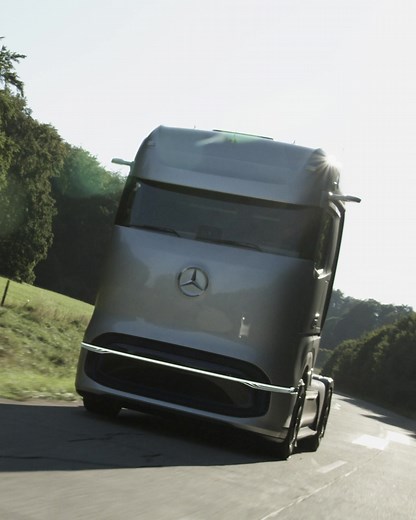 Sleek, stylish & sustainable: The fuel-cell concept Mercedes-Benz GenH2 Truck is based on capabilities of the #Actros for flexible & demanding long-haul transport. #MercedesBenz #TrucksandBuses | Mercedes-Benz