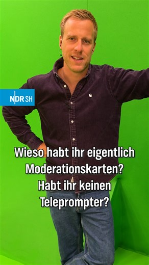 🗒️ Was hat es eigentlich mit den Moderationskarten auf sich? In 40 Jahren Schleswig-Holstein Magazin kommen ein paar Fragen zusammen. Unser Moderator Henrik Hanses (@der_hansinator) beantwortet sie gerne. Ihr wollt mal persönlich bei einer Sendung dabei sein und backstage im Studio sitzen? Dann meldet euch und besucht das Landesfunkhaus Schleswig-Holstein in Kiel. • Alle Infos zum Jubiläum und zu Besucherführungen findet ihr auf unserer Webseite - Link in unserer Bio 👉 @ndrsh • #NDRsh #Schlesw