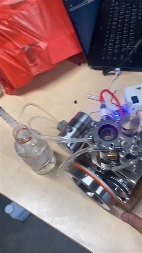 เครื่องยนต์ลูกสูบ แบบใส เห็นการเผาไหม้สด ๆ ################ เครื่องยนต์ 4 จังหวะสูบเดียวจากประเทศจีน ฝาสูบ และกระบอกสูบทำจากวัสดุโปร่งใส หาซื้อได้ในราคาหลัก 5,000 บาทเท่านั้น แสดงให้เห็นทุกกลไกของเครื่องยนต์ในขณะทำงานจริง รวมถึงจังหวะการเผาไหม้ สามารถปรับตั้งองศาจุดระเบิด (ต้องระวังจุดนำเครื่องอาจกระจายได้) ปรับแต่ง profile ลูกเบี้ยวเปลี่ยน timing วาวล์ได้….จากการประเมินด้วยสายตา เครื่องมี compression ratio ประมาณ 2 เพื่อไม่ให้ความดันในกระบอกสูบในจังหวะเผาไหม้สูงเกินไป (เครื่องยนต์รถยนต์จริงๆไปถ