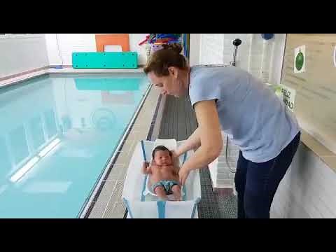 ¿Cómo enseñar a nadar a un bebé? El primer baño de un bebé en piscina. A baby's first swim in a pool