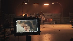 Die bekroonde regisseur Jason Jacobs het vir Woordfees TV sy hand aan ’n vars interpretasie van Adam Small se klassieke Krismis van Map Jacobs gewaag met Dann-Jacques Mouton, Ilse Klink en June van Merch in die rolverdeling. Jaco Bouwer het die filmregie behartig. Hier is 'n kykie agter die skerms. Krismis van Map Jacobs – 3 en 6 Oktober op Woordfees TV, op DStv-kanaal 150 in Suid-Afrika en in Namibië en GOtv-kanaal 15 in Namibië. #ToyotaUSWoordfeesTV #WoordfeesTV #IetsAnders Toyota SA kykNETNet