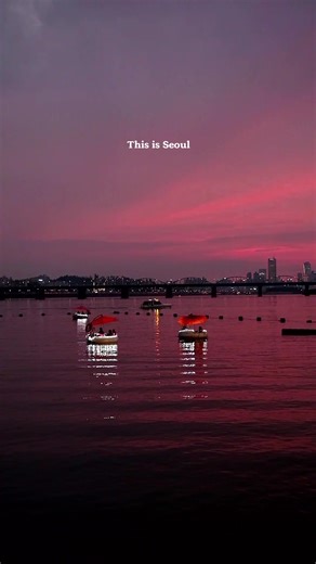 Did you know you could have a picnic in a tube boat on the famous Han river? Open 3-11pm, max 6 ppl per boat, first-come first-served basis, prices are 35,000-55,000 won for 30min & 1hr ride. You can bring your food & drinks to enjoy on the boat. Try to get there in an evening, so you can enjoy incredible sunsets. #seoul #discoverkorea🇰🇷 #seoulkorea #southkorea #traveltips #koreatips #koreatraveltips