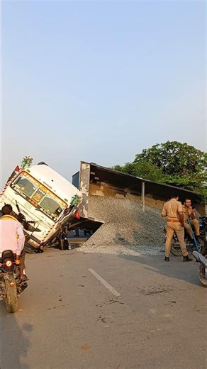 ट्रक एक्सीडेंट गिटटी पूरी बाहर 🤣🤣 #truckdriver #vlogs #vlogging #vlogger #accident