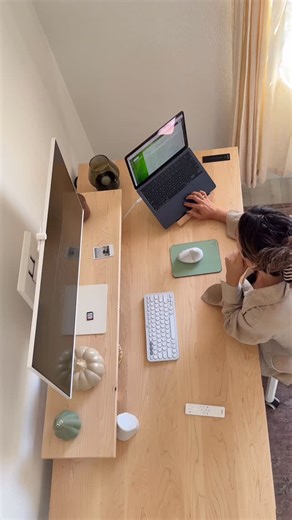 The secret to a setup you’ll truly love? ⛅️Fewer, better-quality pieces, each one intentional and designed to work in harmony with the others. We’re obsessed with this elegant, fall-inspired workspace from @myfriendjessica — featuring our best-selling Sway Desk, Desk Shelf, and Fold Laptop Stand, all in Maple.✨Watch our stories for a closer look at each piece. | Ergonofis | Facebook