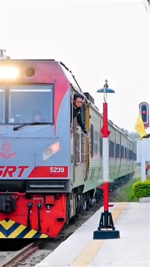 Incredible Token Collector On The Train RAILS 🚆 #fypシviralシ2025 #viralpost2025 #fypreels #fypageシ #trendingreelsvideo #highlighteveryone | Mix Tape Insight