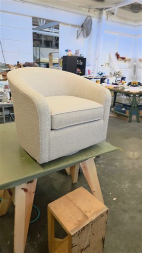 From Classic to Cozy: A Reupholstery Transformation! ​Check out the journey of this swivel chair! We took a sleek, neutral-toned chair and gave it a total comfort makeover. ​The process included: ​Frame Prep: Securing the wooden base and ensuring the structural integrity of the swivel. mechanism ​Initial Upholstery: Starting the re-cover process with a neutral base fabric, padding the frame for ultimate comfort. ​Fabric Choice: We selected a dreamy, luxurious white faux fur/sheepskin fabric for 