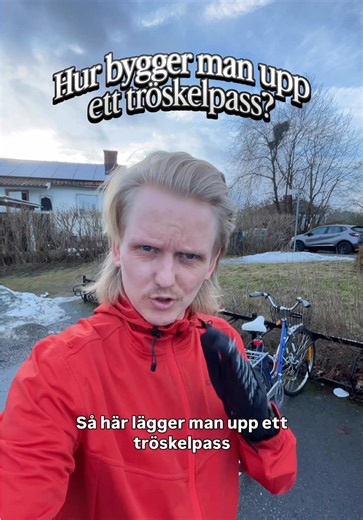 Så här springer du ett effektivt tröskelpass – 4x8 minuter över laktattröskeln. Upplägg: Uppvärmning 5–20 min 8 min arbete i zon 4 (strax över din andra laktattröskel – kontrollerat hårt) 4 min aktiv vila (gå eller jogga, håll kroppen i rörelse) Upprepa 4 gånger Nedjogg 5–10 min Att tänka på: Kör på tid, inte distans. Kroppen svarar på fysiologisk stress över tid – inte på kilometer. Två personer kan springa helt olika fart men få samma träningseffekt om tiden och intensiteten är rätt. Intervall