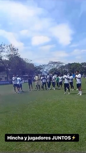 El día de hoy La Original Boca del Pozo 🇪🇨 visito el entrenamiento de EMELEC, brindado el apoyo a sus jugadores y con el compromiso de ganar el Domingo…. | Boca Del Pozo